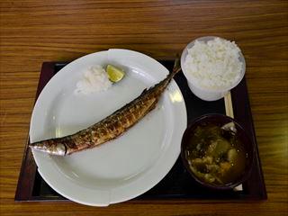 焼きサンマと、ごはん、味噌汁がおぼんの上に並んでいる写真