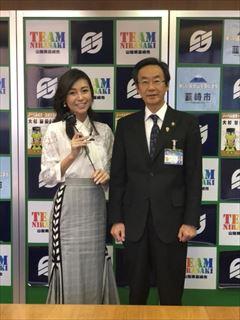 若尾 綾香さんと市長が一緒に写っているツーショット写真