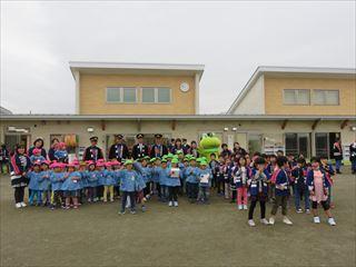 たんぽぽ保育園の園庭で、園児の皆さんとニーラと市長と一緒に写っている集合写真