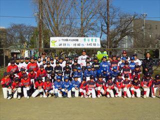 4つのスポーツ少年団と東中学校・西中学校の野球部の皆さん約70名とプロ野球選手、ニーラと一緒グラウンドで写っている集合写真