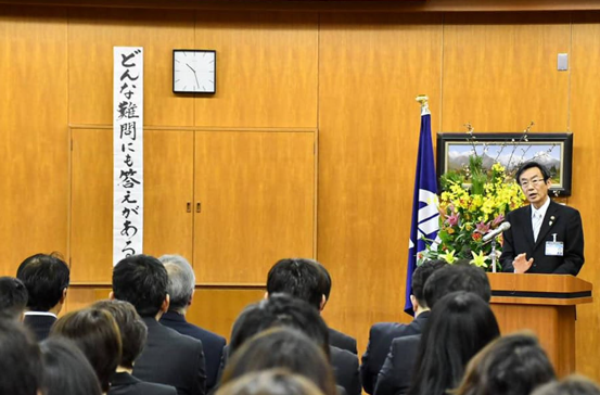 市長が壇上に立ち、職員と市議会議員の皆さまへ年頭の挨拶をしている様子の写真