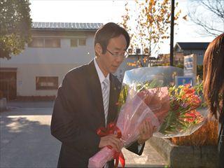市長が花束を持って初登庁している様子の写真