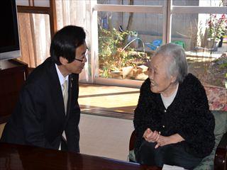長寿訪問で、保坂 登志子様と市長が笑顔で話しをしている様子の写真
