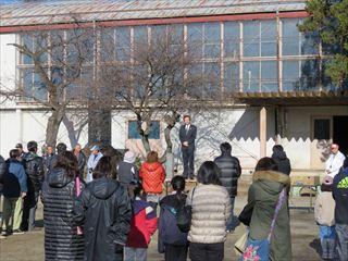 穴山町駅伝大会に来られている市民の方々の前で、市長が話をしている様子の写真