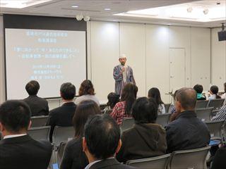 研修会の参加者がミキハウス社長室 坂本 達氏の講演を聞いている様子を後方から写している写真
