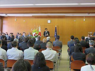職員退職式の会場にて、市長が職員の方々を前に話をしている様子の写真
