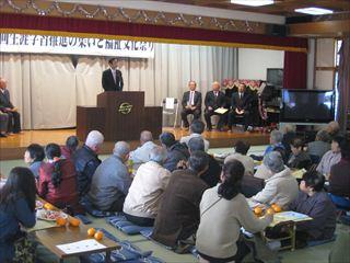 大草町生涯学習推進の集い・福祉文化祭りの会場の舞台で、市長が演台の前で参加者の皆さんに話をしている様子の写真