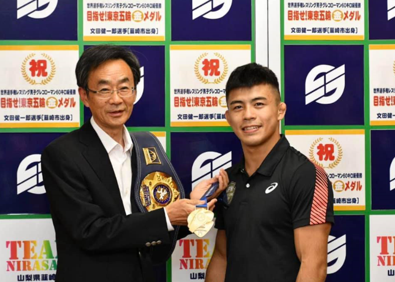 文田 健一郎選手と、金メダルを持つ市長が並んでいる写真