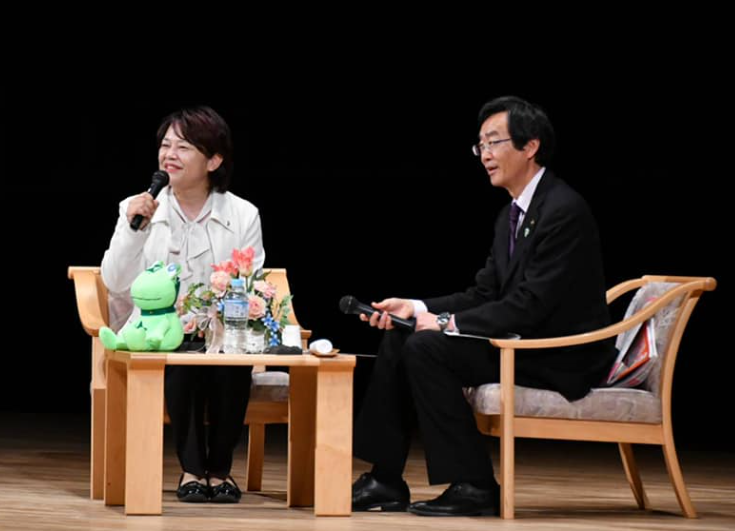 開講式の講演で、市長と松本 恵子さんが座談会形式でマイクを持って話をしている様子の写真