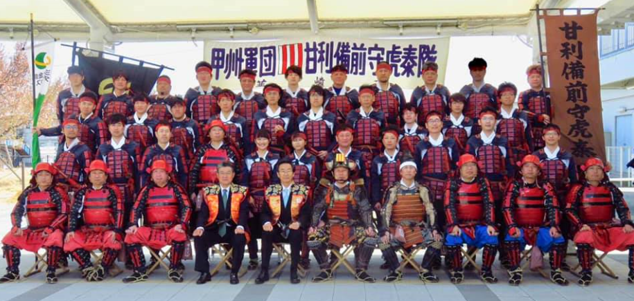 武士の衣装を身に着けた参加者の皆さんが整列して写っている集合写真