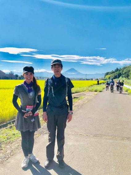 青空の下、鈴木 春花さんと、市長が横に並んでいる写真