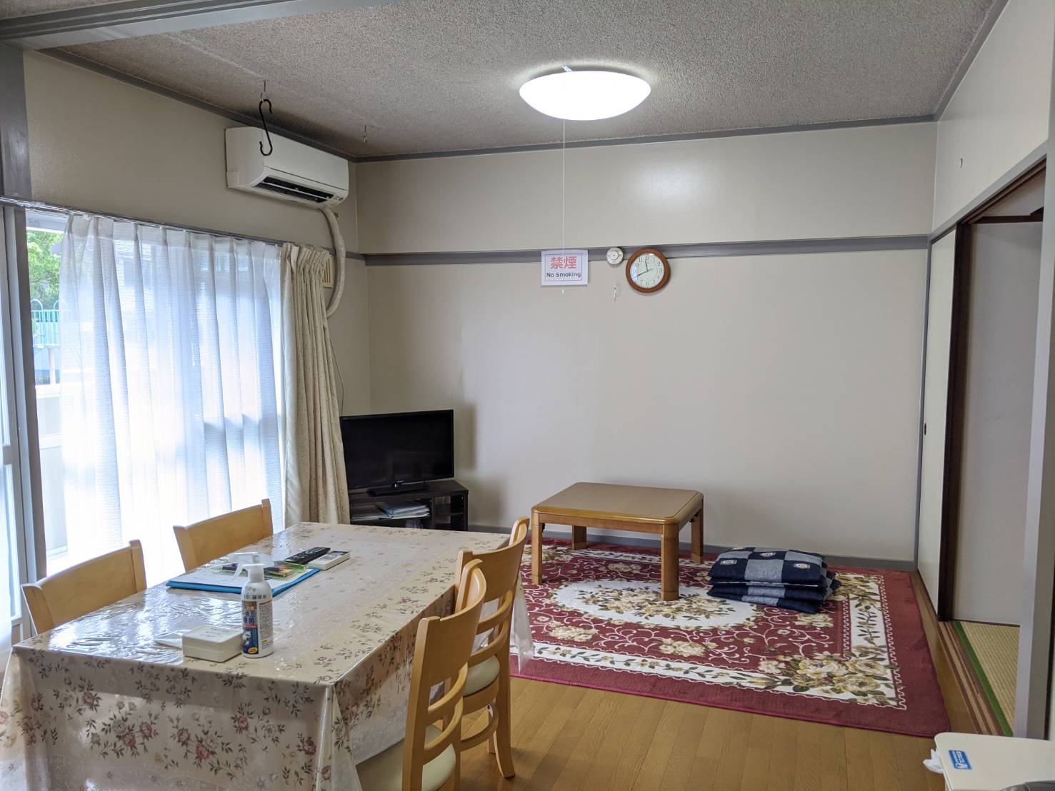 フローリングの部屋にテレビと机がある写真