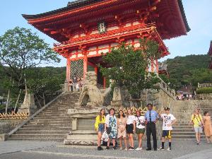 京都のお寺の前で撮ったフェアフィールド市の高校生と引率者の記念写真