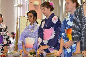 フェアフィールド市の高校生3名が韮崎市内の高校で浴衣を着て茶道の煎茶体験をしている写真