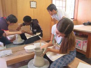 フェアフィールド市の高校生がろくろを使って陶芸体験をしている写真