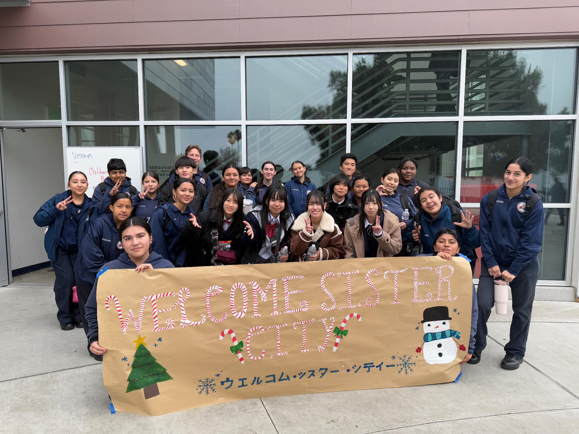 フェアフィールド市派遣学生が学校訪問する様子