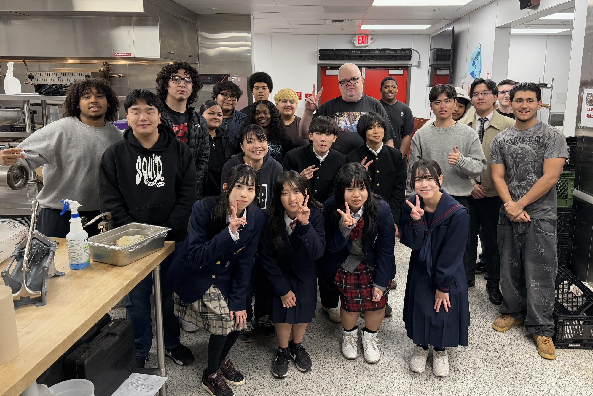 フェアフィールド市派遣学生が現地高校でラインダンスを習っている様子