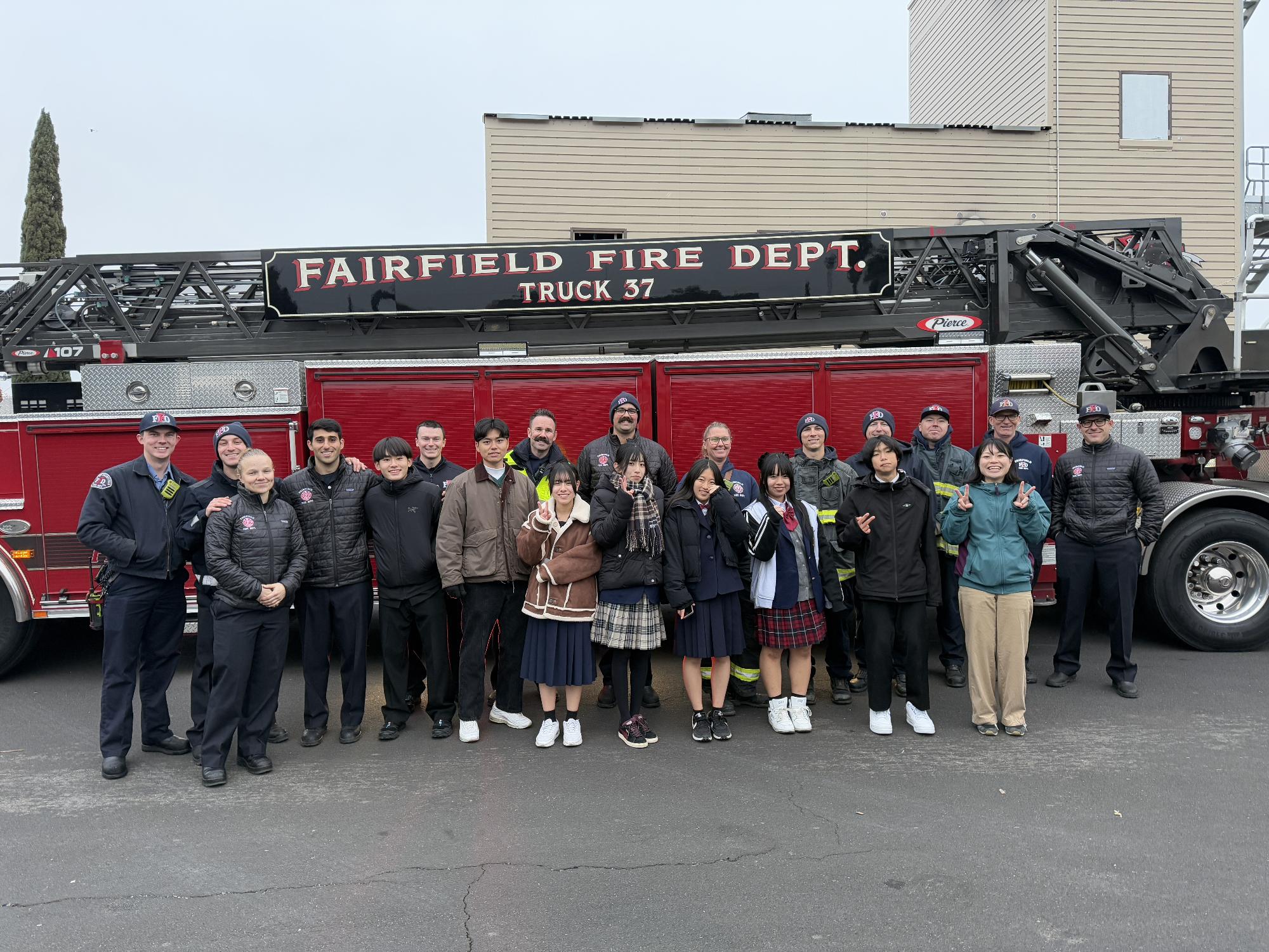 フェアフィールド市派遣学生が消防署を見学する様子