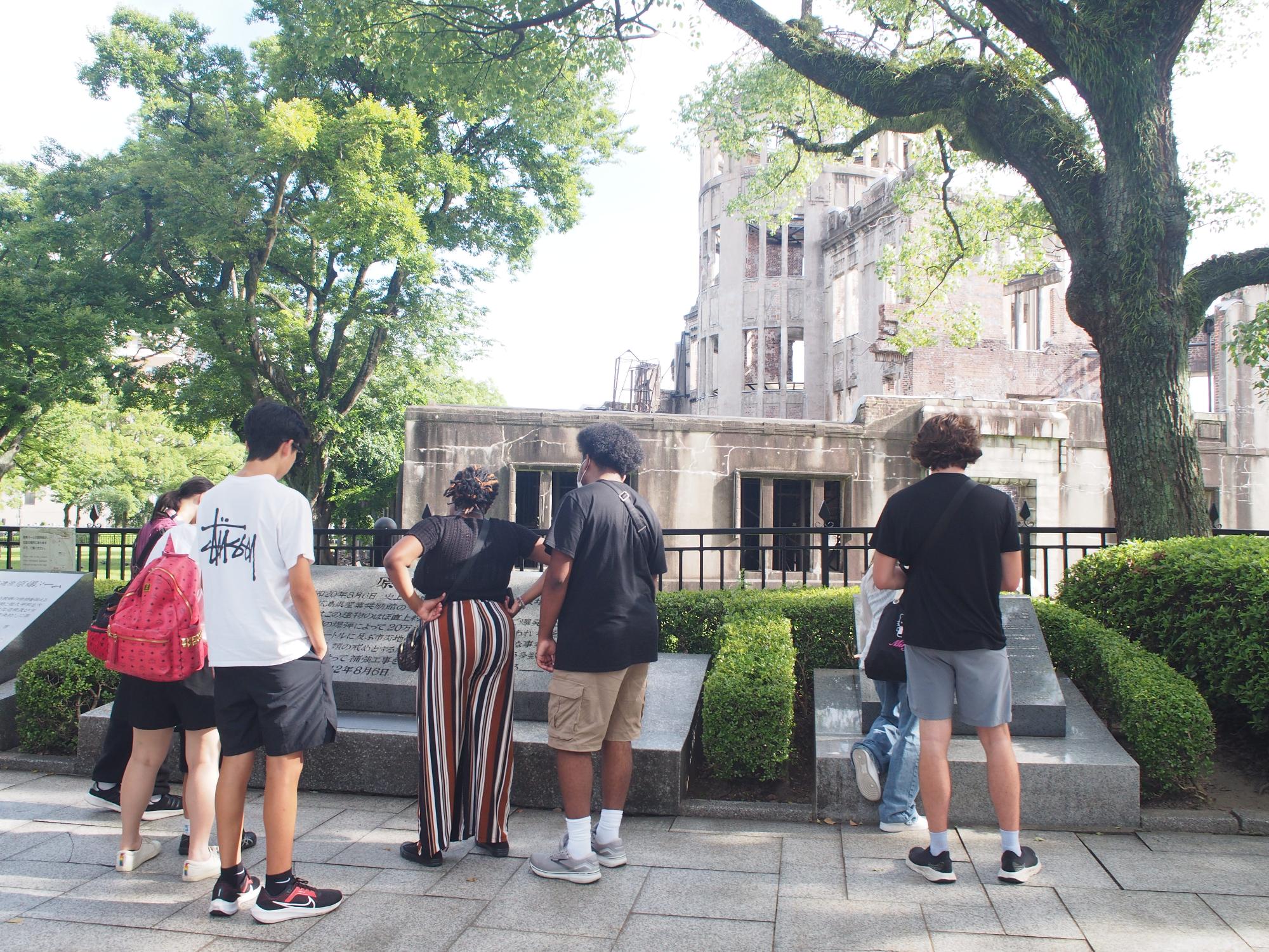 フィールド市の学生が広島原爆ドームを訪問した様子