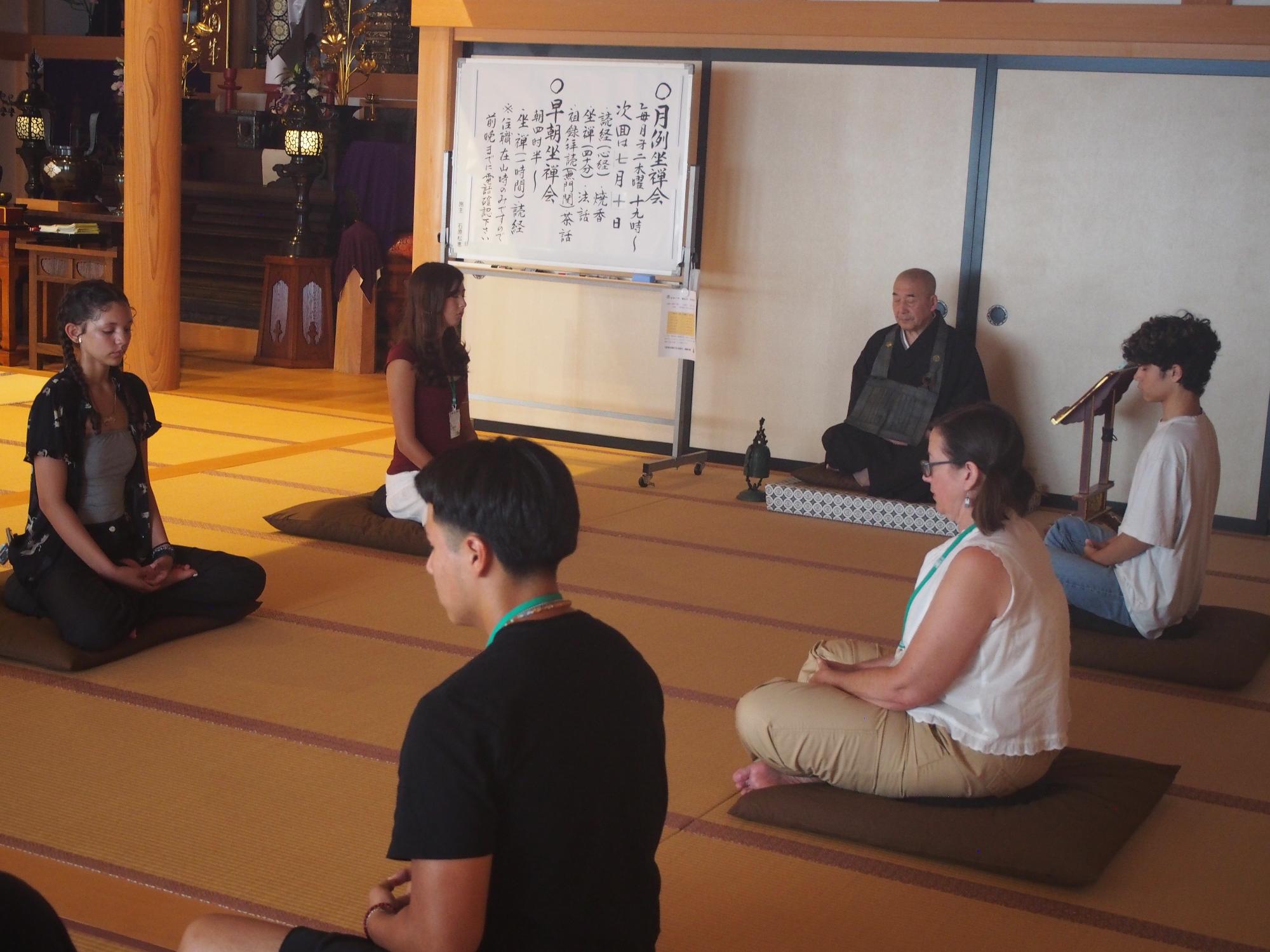 フェアフィールド市の高校生が座禅体験を行う様子