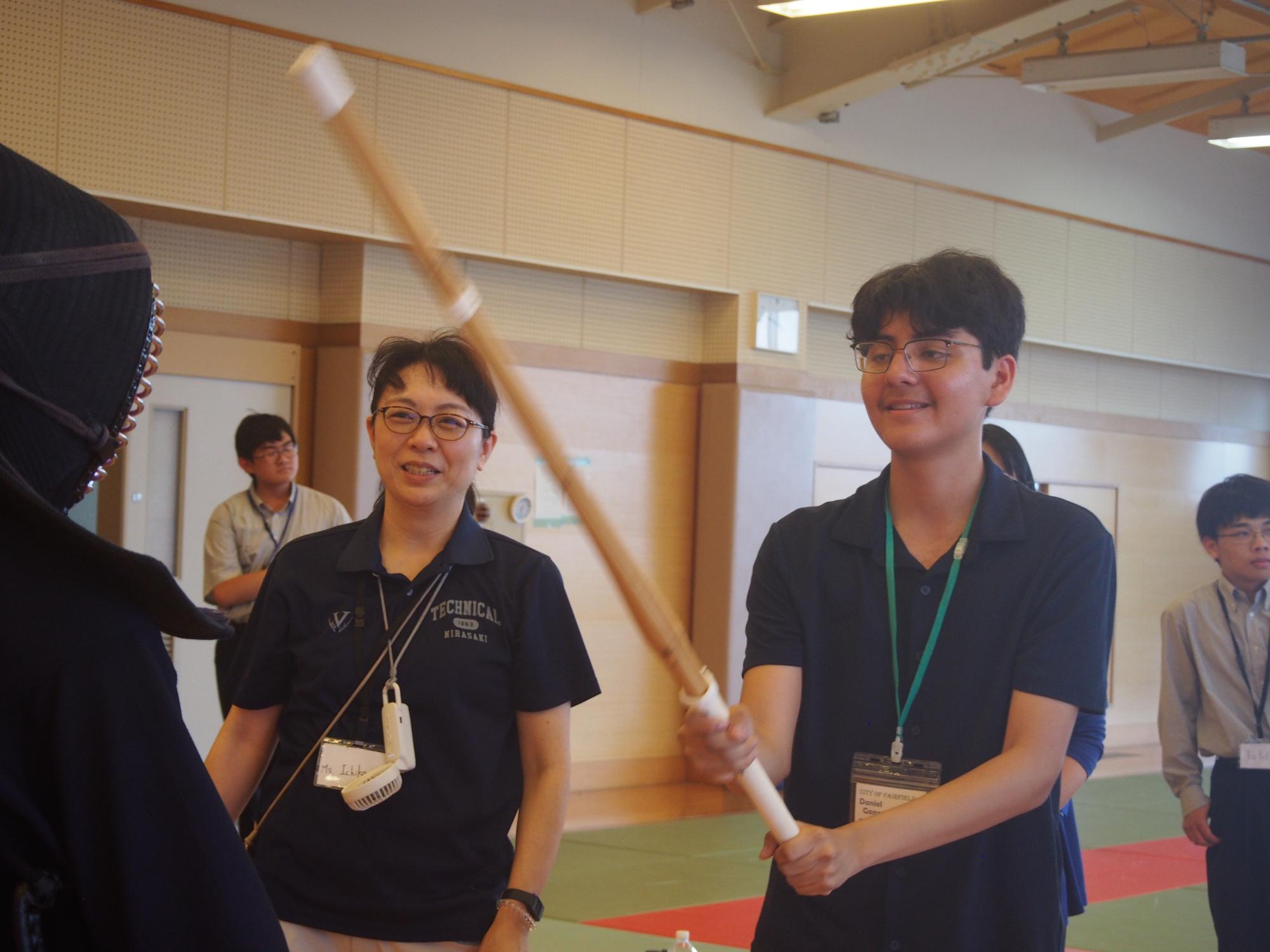 フェアフィールド市高校生が韮崎高校で生徒とディスカッションする様子