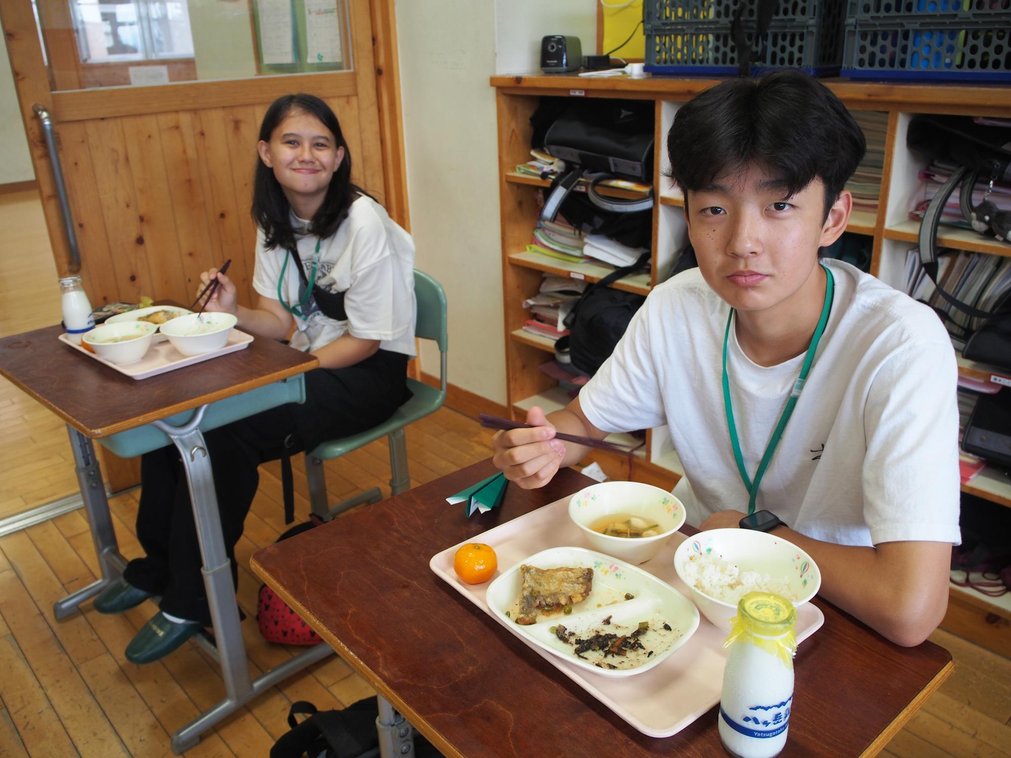 フェアフィールド市の高校生が韮崎西中学校で学校給食を食べる様子