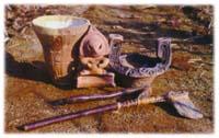 斧や壺のような形をした土器が地面に並べられている写真