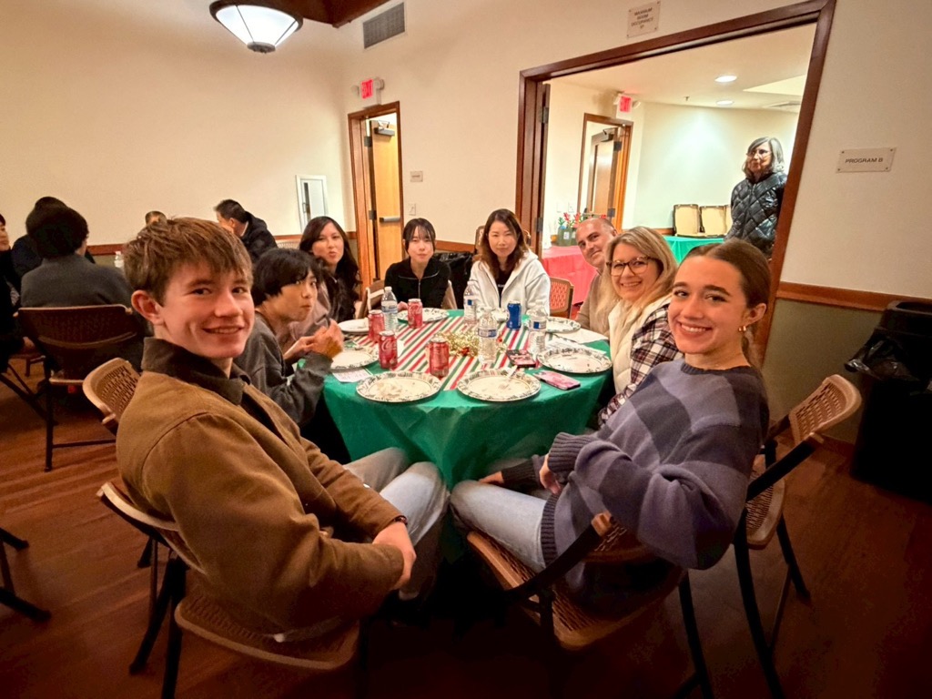 フェアフィールド市派遣学生がウェルカムパーティで楽しむ様子