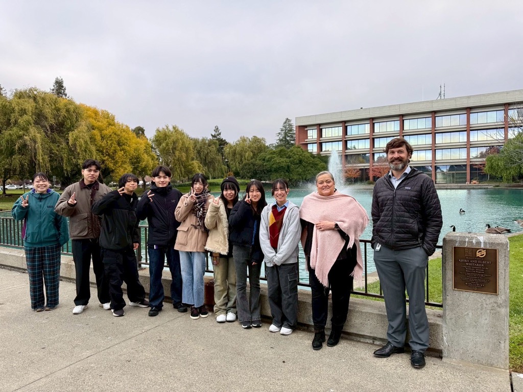 フェアフィールド市派遣学生が友好の橋を訪問する様子