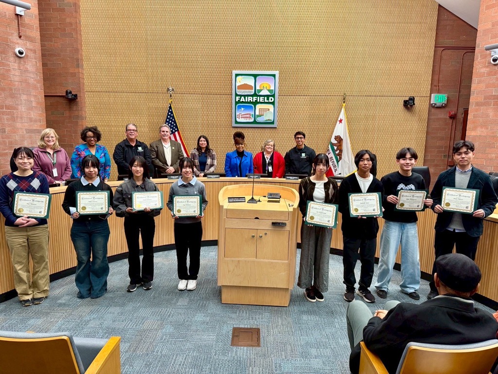 フェアフィールド市派遣学生が市議会に参加する様子