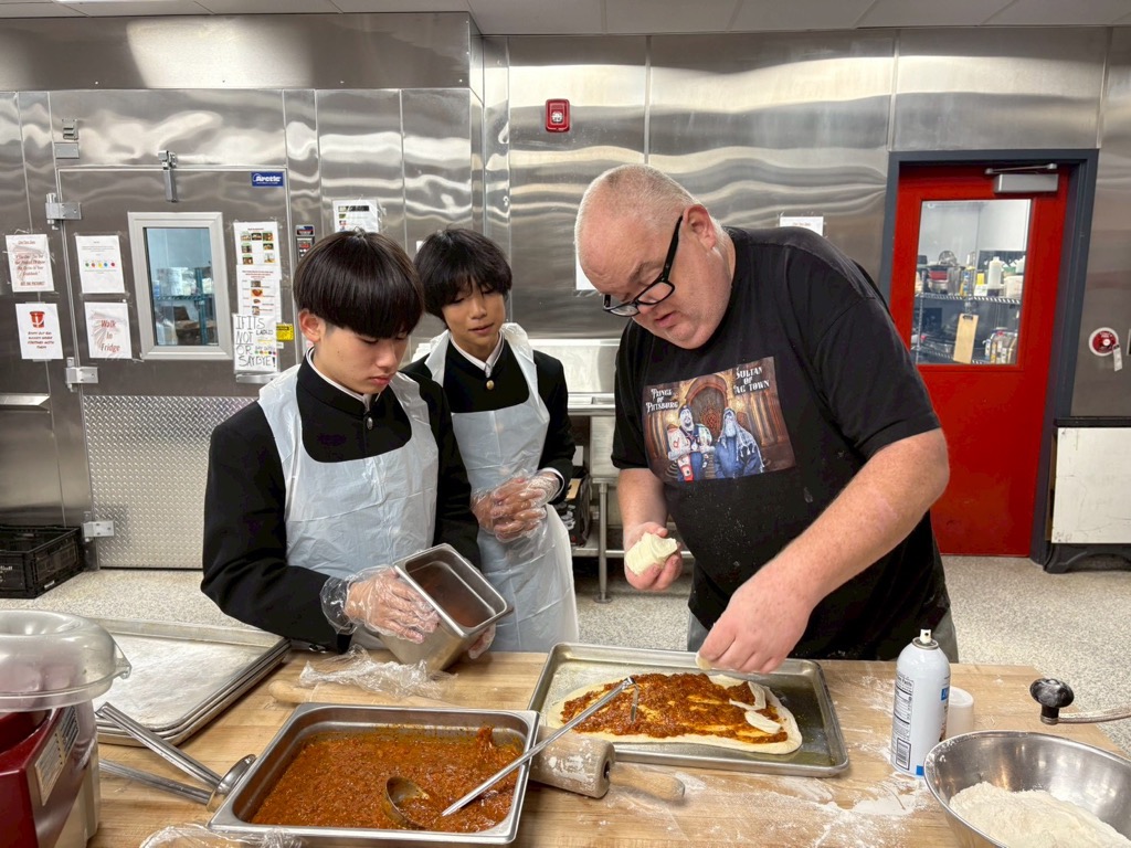 フェアフィールド市派遣学生が現地の高校でピザを作っている様子