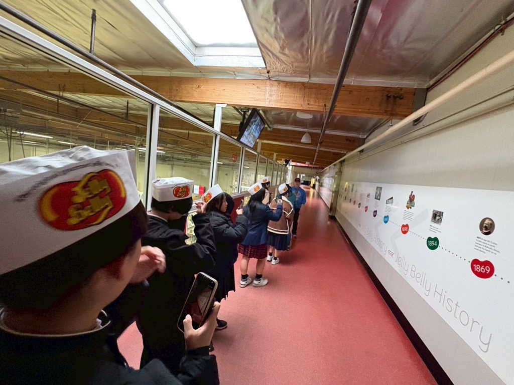 フェアフィールド市派遣学生がジェリーベリー工場を見学している様子